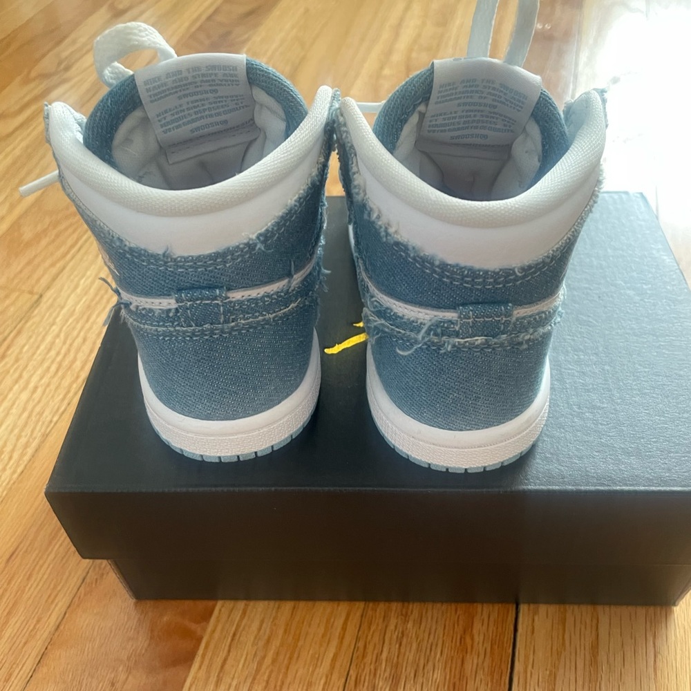 Toddler Jordan 1 Retro High OG (td) LIKE NEW!! WORN TWICE!!!!! - Picture 5 of 5